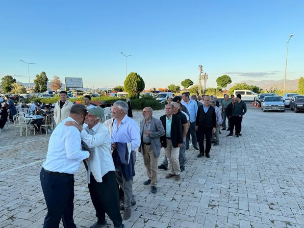 Akçakiraz Beldemizin sâkinleriyle, bu akşam düzenlediğimiz etkinlikte yine bir araya geldik. Düzenlediğimiz bu etkinliğe katılarak bizleri ziyadesiyle mutlu eden tüm hemşehrilerime teşekkür ederim. Güzide beldemiz Akçakiraz’ımızı birlik ve beraberlik içerisinde daima ileri taşıyacağız…
